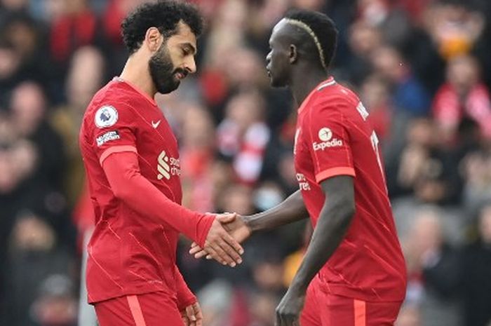 Striker Liverpool, Mohamed Salah, digantikan oleh Sadio Mane dalam laga Liga Inggris kontra Watford di Stadion Anfield, Sabtu (2/4/2022).