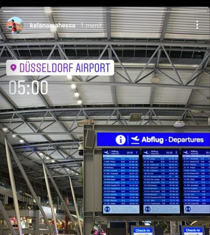Pemain keturunan Indonesia-Jerman, Kelana Noah Mahesa, sedang mengunggah foto di Bandara Internasional Dusseldorf, Jerman, dan kemungkinan sedang menyusul timnas U-19 Indonesia ke Spanyol