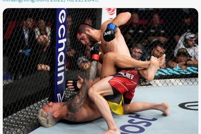 Aksi duel Islam Makhachev (atas) lawan Charles Oliveira (bawah) pada UFC 280 yang disebut Khabib Nurmagomedov hanya formalitas.