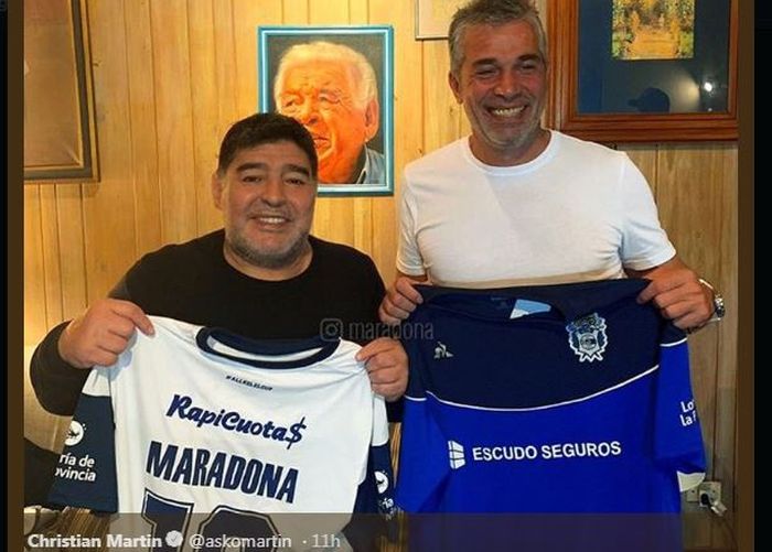 Diego Maradona (kiri) melatih Gimnasia La Plata.
