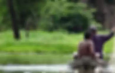 Masyarakat pedalaman Amazon mencari makan dengan memancing. 