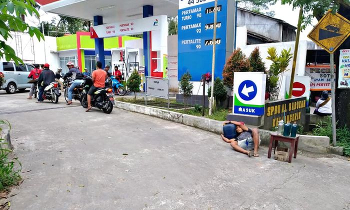 Viral sebuah foto seorang pria mengadu nasib membuka lapak tepat di depan pintu SPBU untuk berjualan bensin eceran.