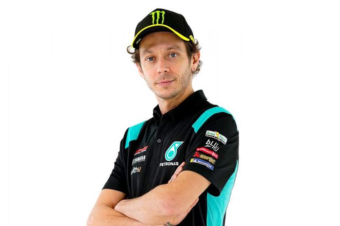 Pembalap Petronas Yamaha SRT, Valentino Rossi, berpose  dalam peluncuran tim, Senin (1/3/2021).