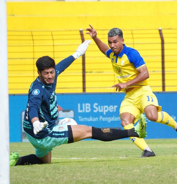 Momen saat Gustavo Tocantins mencetak gol kedua yang membawa Barito Putera unggul 2-1 atas Bali United pada lanjutan pekan ke-27 Liga 1 2023/2024