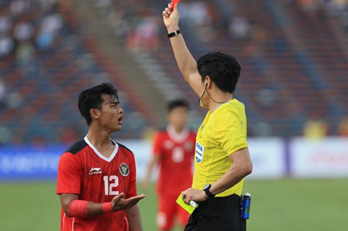 Pratama Arhan mempertanyakan kartu merah yang diberikan wasit saat membela Timnas U-22 Indonesia kontra Vietnam dalam semifinal SEA Games 2023 di Kamboja.
