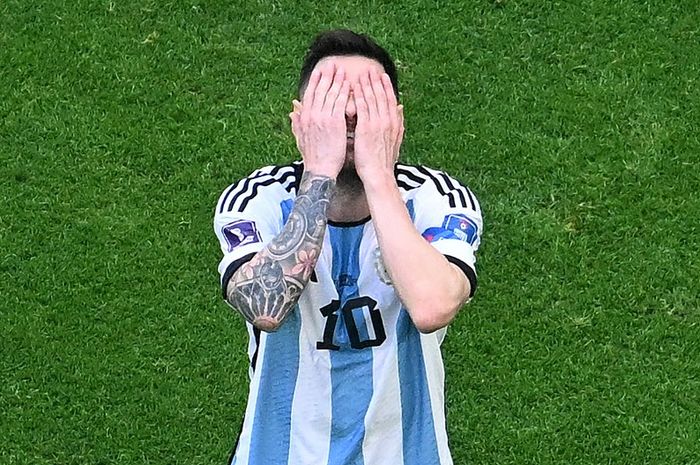 Reaksi Lionel Messi dalam duel timnas Argentina vs Arab Saudi di Grup C Piala Dunia 2022 di Stadion Lusail (22/11/2022).
