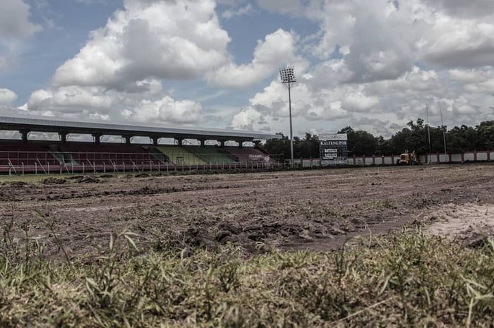 Lapangan Stadion Tuah Pahoe dibenahi jelang keikutsertaan Kalteng Putra untuk Liga 1 musim 2019.