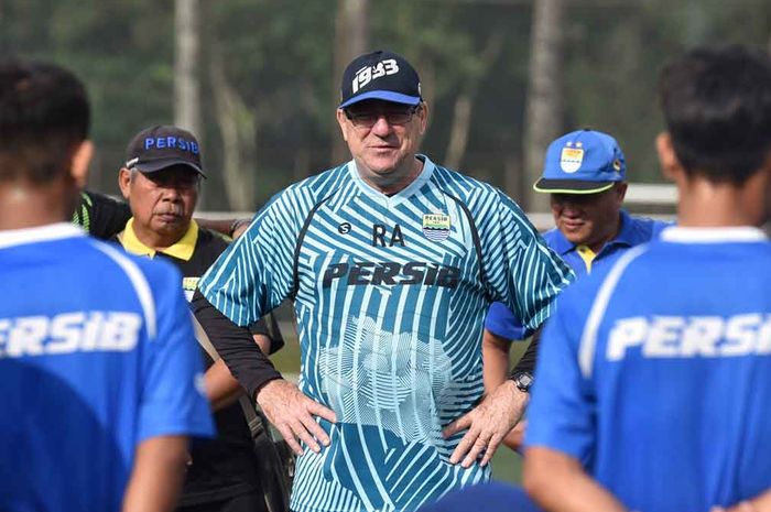 Pelatih Persib Bandung, Robert Rene Alberts.