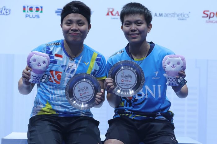 Ganda putri Indonesia, Apriyani Rahayu/Siti Fadia Silva Ramadhanti berpose di podium Singapore Open, Minggu (17/7/2022)