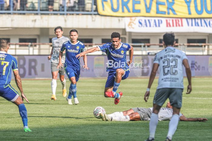 Gendang Persib Bandung, Ricky Kambuaya (kiri), sedang melewati terjangan lawannya dalam laga pekan keenam Liga 1 2022 di Stadion Gelora Bandung Lautan Api, Bandung, Jawa Barat, 23 Agustus 2022.