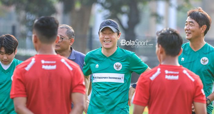 Pelatih timnas U-23 Indonesia, Shin Tae-yong,  sempat tersenyum saat sedang memantau para pemainnya berlatih di Lapangan A, Senayan, Jakarta, Kamis (10/8/2023).