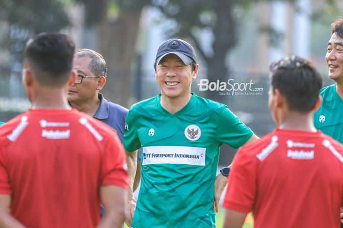 Pelatih timnas U-23 Indonesia, Shin Tae-yong,  sempat tersenyum saat sedang memantau para pemainnya berlatih di Lapangan A, Senayan, Jakarta, Kamis (10/8/2023).