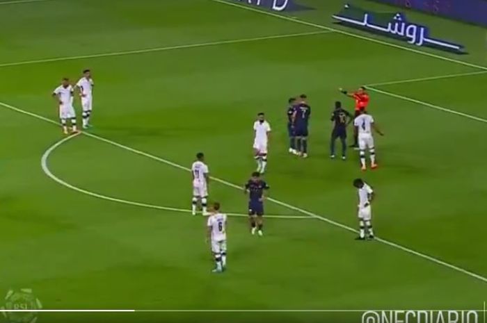 Momen Cristiano Ronaldo rela gagal hattrick setelah kasih tendangan penalti kepada pemain Al Nassr, Abdulrahman Ghareeb, dalam duel kontral Al Shabab pada lanjutan Liga Arab Saudi (29/8/2023).