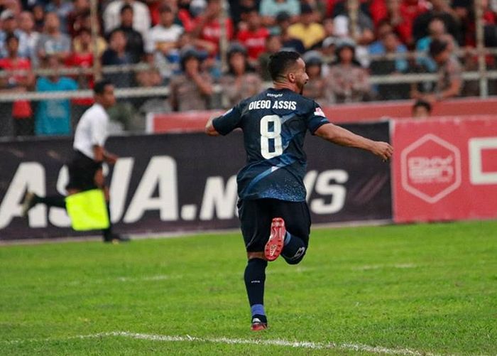 Winger Madura United, Diego Assis, merayakan gol yang dicetaknya ke gawang Semen Padang pada pekan ke-23 Liga 1 2019.
