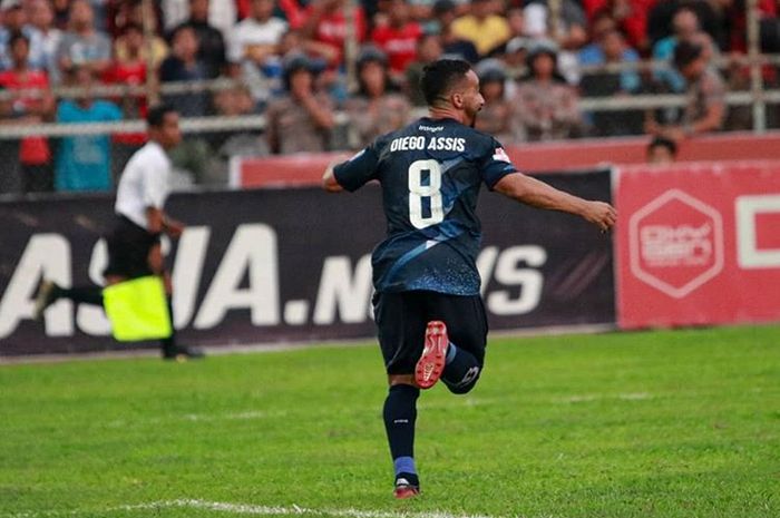 Winger Madura United, Diego Assis, merayakan gol yang dicetaknya ke gawang Semen Padang pada pekan ke-23 Liga 1 2019.