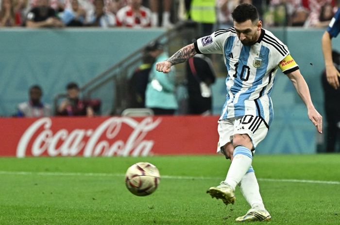 Lionel Messi cetak gol penalti dalam duel semifinal Piala Dunia 2022 antara timnas Argentina vs Kroasia di Stadion Lusail (13/12/2022).