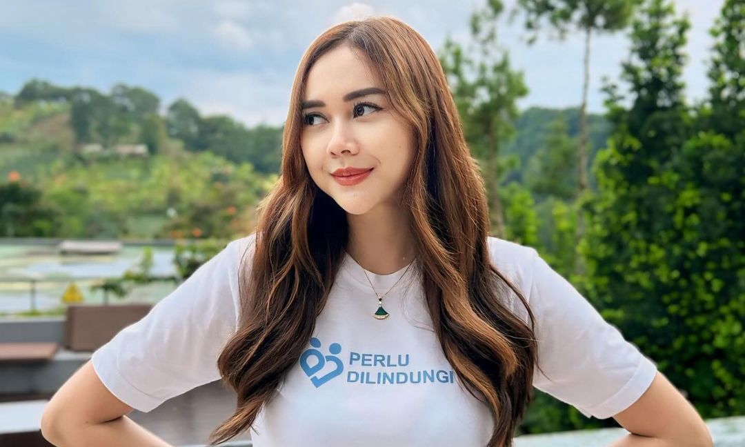 Beautiful Janda! Aura Kasih Curi Perhatian Saat Pamer Hasil Makeup