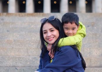 Nagita Slavina Ketiduran di Pinggir Pantai Ditutupi Tas Mewah yang Jadi Sorotan!