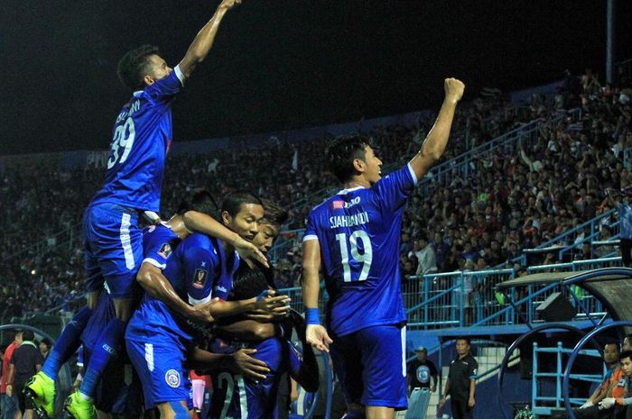 Pemain Arema FC merayakan gol yang dicetak ke gawang Kalteng Putra pada leg pertama semifinal Piala Presiden 2019 di Stadion Kanjuruhan, Malang, Selasa (2/4/2019).