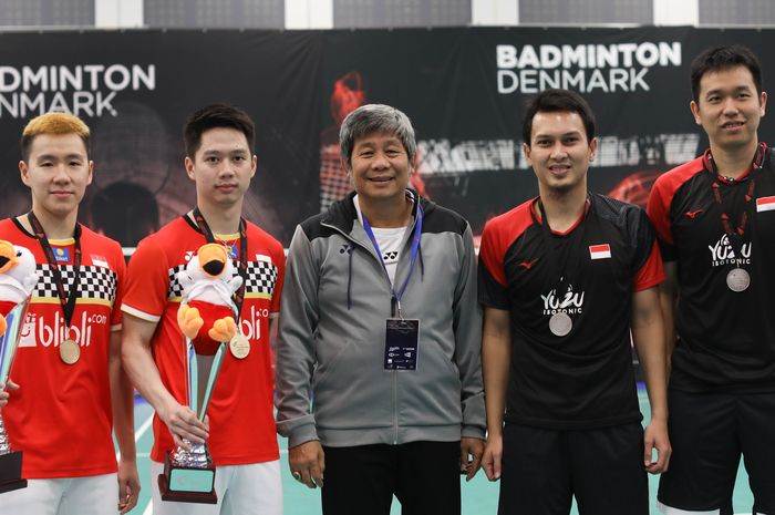 Marcus Fernaldi Gideon/Kevin Sanjaya Sukamuljo, Herry Iman Pierngadi (pelatih), Mohammad Ahsan/Hendra Setiawan berpose seusai laga final Denmark Open 2019, Odense Sportspark, Denmark, Minggu (20/10/2019).