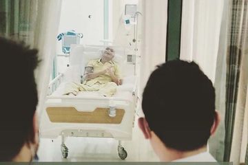 Komedian Sapri Pantun sebelum meninggal dunia, saat di rawat di ICU. Kondisi kaki kirinya yang sudah membiru.