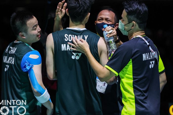 Pasangan ganda putra Malaysia, Aaron Chia/Soh Wooi Yik, merayakan kelolosan ke final Kejuaraan Dunia bersama pelatih mereka asal Indonesia, Rexy Mainaky (tiga dari kiri). Chia/Soh mengalahkan Satwiksairaj Rankireddy/Chirag Shetty dari India pada semifinal Kejuaraan Dunia 2022 di Tokyo Metropolitan G