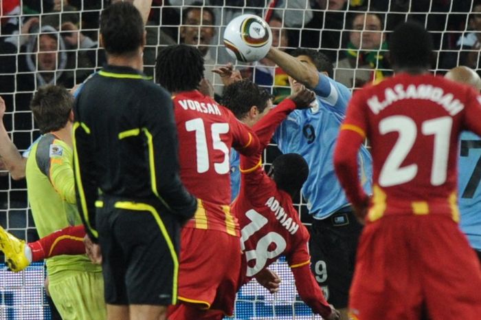 Momen Luis Suarez melakukan blok bola dengan tangan kala Uruguay bersua Ghana di Piala Dunia 2010.