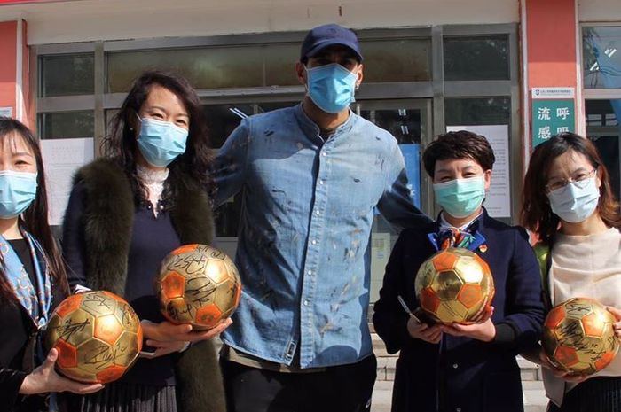 Marouane Fellaini berfoto bersama para perawat saat keluar dari rumah sakit di China  setelah sembuh dari Covid-19 pada Selasa (14/4/2020)
