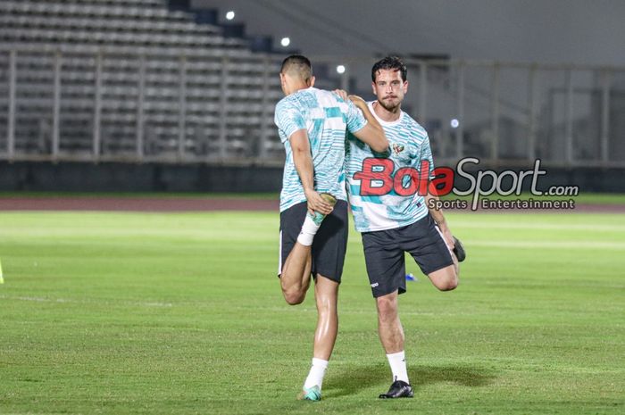 Thom Haye (kanan) sudah menjalani debutnya bersama timnas Indonesia. Sang Ibu pun merasa bangga.