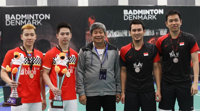 Marcus Fernaldi Gideon/Kevin Sanjaya Sukamuljo, Herry Iman Pierngadi (pelatih), Mohammad Ahsan/Hendra Setiawan berpose seusai laga final Denmark Open 2019, Odense Sportspark, Denmark, Minggu (20/10/2019).