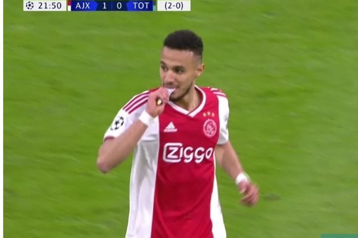 Bek Ajax Amsterdam, Noussair Mazraoui, berbuka puasa saat menghadapi Tottenham Hotspur pada leg kedua semifinal Liga Champions, Rabu (8/5/2019).