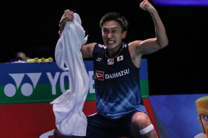 Selebrasi Kento Momota usai menumbangkan Lee Zii Jia (Malaysia) di babak penyisihan Grup D Sudirman Cup 2021.