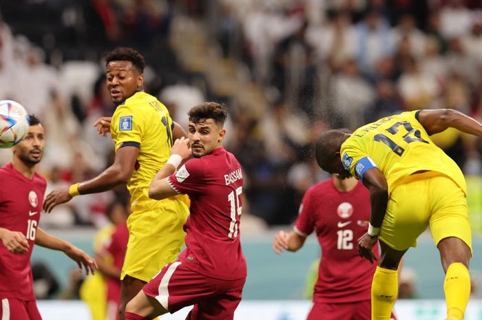 Enner Valencia (kanan) mencetak golnya pada partai timnas Qatar vs Ekuador di laga perdana Grup A Piala Dunia 2022 di Al Bayt Stadium, Minggu (20/11/2022).