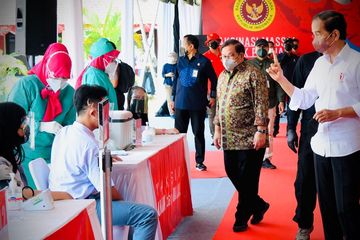 Presiden Jokowi tinjau vaksinasi pelajar di Cilacap. Penanganan pandemi di Indoensia sudah tepat.
