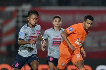 Fredyan Wahyu berduel dengan Leo Soputan pada laga Borneo FC Vs PSIS Semarang di Liga 1 2023/2024.