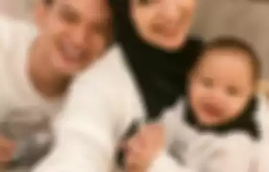 Citra Kirana Rezky Aditya bersama putranya Baby Athar