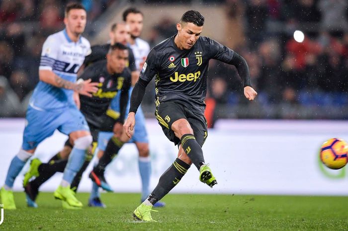 Megabintang Juventus, Cristiano Ronaldo, melepaskan tendangan kaki kanan.