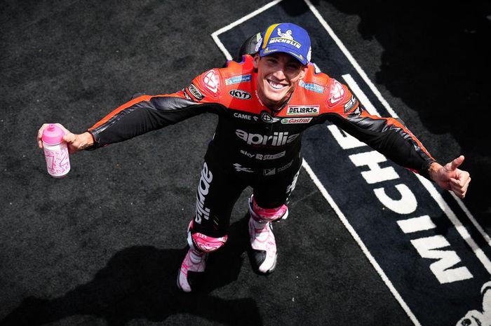 Pembalap Aprilia, Aleix Espargaro, berpose setelah meraih pole position MotoGP Catalunya 2022 di Circuit de Barcelona-Catalunya, Sabtu (4/6/2022).