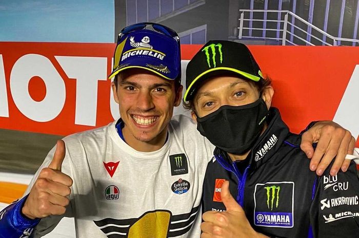 Pembalap Suzuki Ecstar, Joan Mir (kiri), berpose dengan Valentino Rossi (Monster Energy Yamaha) usai menjadi juara dunia MotoGP 2020 di Valencia, Spanyol, Minggu (15/11/2020).