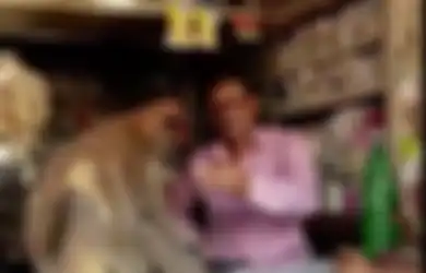 Berlumuran Darah, Monyet Ini Berobat ke Apotek Setelah Berkelahi, Tingkah Lakunya pun Menarik Banyak Kerumunan Orang