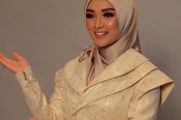 Zaskia Gotik tampil cantik dalam balutan hijab berwarna cokelat cr&egrave;me