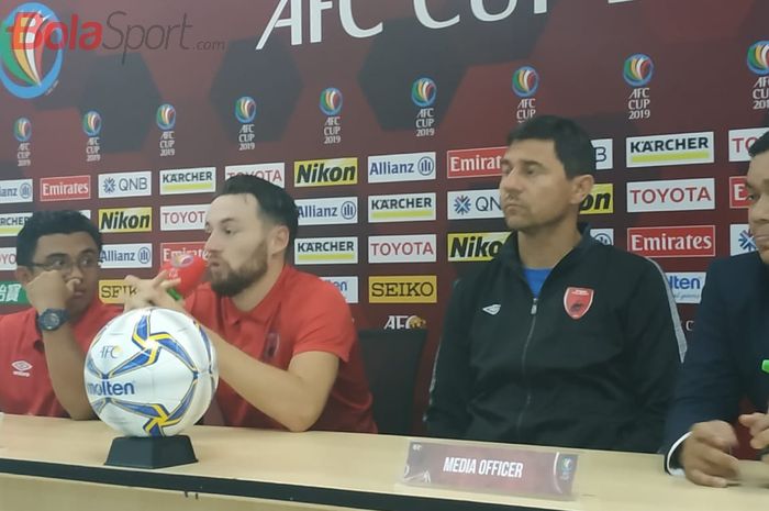 Pemain dan pelatih PSM Makassar, Marc Klok serta Darije Kalezic, dalam jumpa pers, Selasa (30/4/2019).