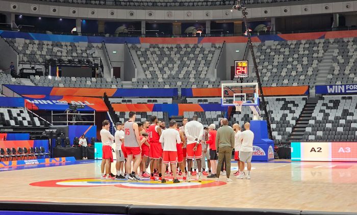Suasana tim pelaih timnas basket Kanada saat memberi arahan dalam latihan di Indonesia Arena, Senayan, Jakarta, Kamis (23/8/2023) jelang pertandingan melawan Prancis di FIBA World Cup 2023.