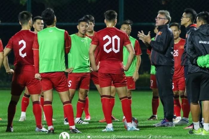 Pelatih Timnas Vietnam, Philippe Troussier, memimpin sesi latihan menjelang laga persahabatan FIFA Matchday Oktober 2023.