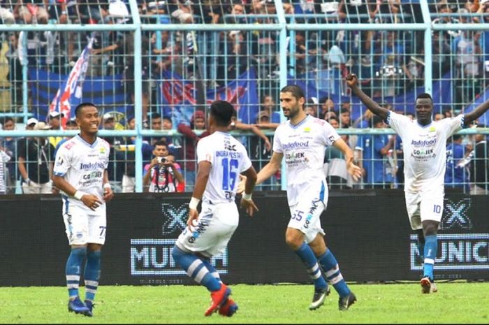 Usai mencetak gol penentu kelolosan, Ghozali Siregar (kiri) selebrasi dengan rekan-rekannya dalam leg kedua babak 16 besar Piala Indonesia di Stadion Kanjuruhan, Kepanjen, Kabupaten Malang, Jumat (22/2/2019) sore WIB. Arema FC versus Persib berakhir 2-2.