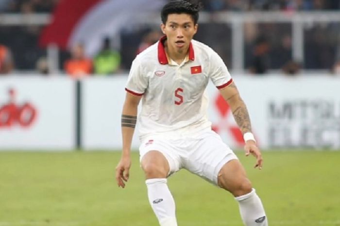 Bek Vietnam Doan Van Hau (kiri) mendapat sorotan negatif saat menghadapi Timnas Indonesia dalam semifinal leg pertama Piala AFF 2022 di Stadion Utama GBK, Jakarta, 6 Januari 2023.