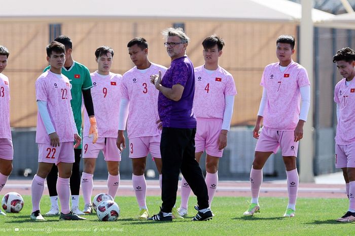 Pelatih Timnas Vietnam, Philippe Troussier, memimpin sesi latihan timnya jelang menghadapi Timnas Indonesia di Piala Asia 2023.