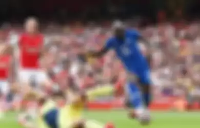 Striker anyar Chelsea, Romelu Lukaku, mencetak gol ke gawang Arsenal dalam laga pekan kedua Liga Inggris 2021-2022 di Emirates Stadium pada Minggu (22/8/2021).