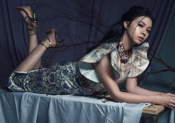 3 Gaya Asyik & Unik Yuki Kato dengan Kemeja. Chic & Playful Banget!