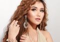 Di Rumah Aja, Lihat Tampilan Rumahan Ayu Ting Ting Saat Asyik Bikin Donat di Dapur, Tetap Cantik?